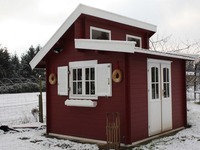 Doppelpultdachhaus mit Doppeltür Segmentblende 2 Flg. Fenster mit Fensterladen und 2 Dachfenster